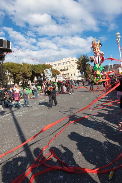 Niza, FRANCIA - 26 DE FEBRERO: Carnaval de Niza en la Riviera francesa. Este es el principal evento invernal de la Riviera. El tema para 2013 fue Rey de los cinco continentes. Niza, Francia - Feb 26, 2013 —  Fotos de Stock