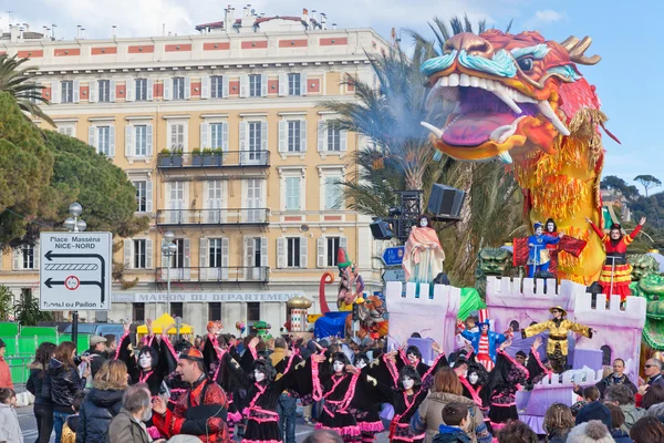 Niza, FRANCIA - 26 DE FEBRERO: Carnaval de Niza en la Riviera francesa. Este es el principal evento invernal de la Riviera. El tema para 2013 fue Rey de los cinco continentes. Niza, Francia - Feb 26, 2013 —  Fotos de Stock