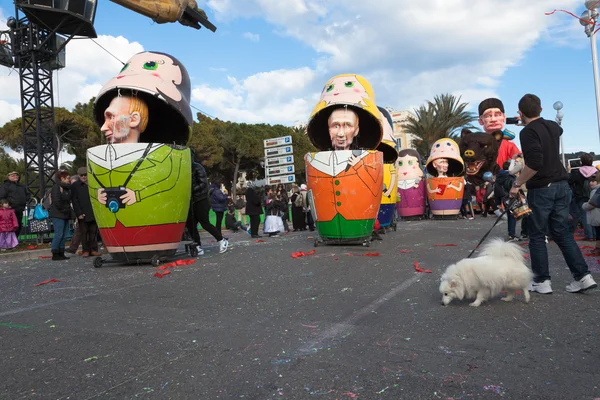 NICE, FRANCE - FEBRUARY 26: Carnival of Nice in French Riviera.The theme for 2013 was King of the five continents. Nice, France - Feb 26, 2013 — Stock Photo, Image