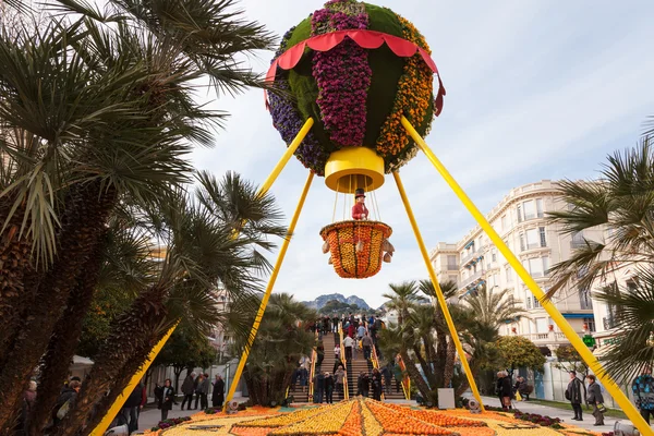 MENTON, FRANCE - FEBRUARY 27: Lemon Festival (Fete du Citron) on the French Riviera.The theme for 2013 was "Around the World in 80 Days: Menton, the Secret Stop". — Stock Photo, Image