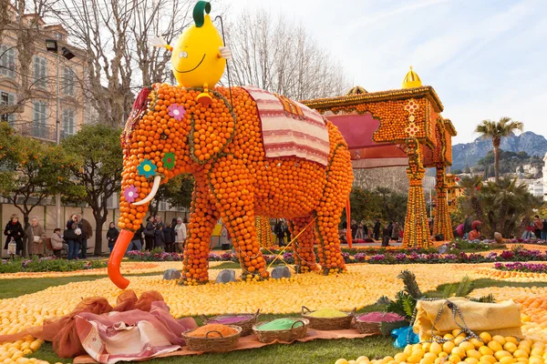 MENTON, FRANCIA - 27 DE FEBRERO: Festival del Limón (Fete du Citron) en el Riviera.Miles de limones y naranjas se utilizan para construir enormes construcciones cítricas. Menton, Francia - 27 de febrero de 2013 —  Fotos de Stock