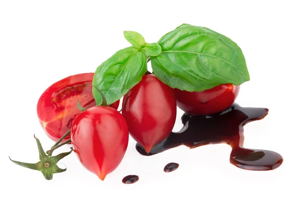 Tomate con hoja de albahaca y balsámico sobre blanco — Foto de Stock