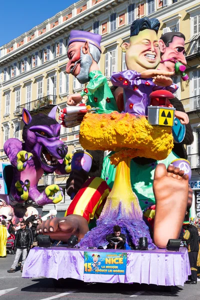 Niza, FRANCIA - 22 de febrero: Carnaval de Niza en la Riviera Francesa. El tema para 2015 fue Rey de la Música. Niza, Francia - 22 de febrero de 2015 — Foto de Stock