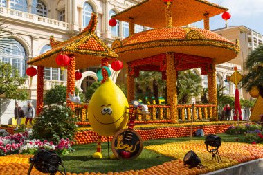 Menton, Fransa - 20 Şubat: Limon Festivali (Fete du ağaç kavunu) 2015 için Fransız Riviera.The Tema: Çin limon Tribulations. Menton, Fransa - 20 Şubat 2015