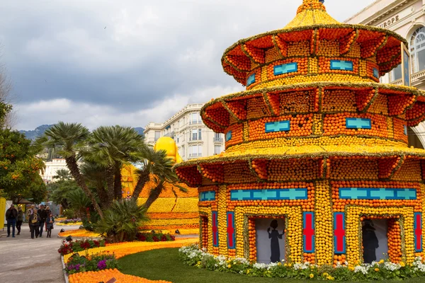 MENTON, FRANCE - FEBRUARY 20: Lemon Festival (Fete du Citron) on the French Riviera.The theme for 2015: Tribulations of a lemon in China. Menton, France - Feb 20, 2015 — Stock Photo, Image