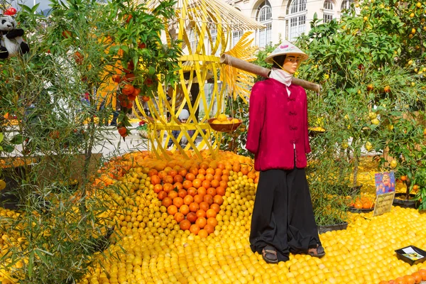 MENTON, FRANCIA - 20 DE FEBRERO: Festival del Limón (Fete du Citron) en el río francés.El tema para 2015: Tribulaciones de un limón en China. Menton, Francia - 20 de febrero de 2015 —  Fotos de Stock