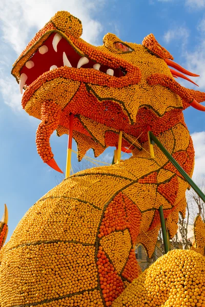 Festival du citron sur la Côte d'Azur. Thème pour 2015 Tribulations d'un citron en Chine. Plus de 140 tonnes de citrons et d'oranges sont utilisées pour construire d'énormes constructions d'agrumes. Menton, France — Photo