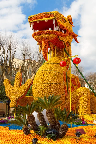 MENTON, FRANCIA - 20 DE FEBRERO: Festival del Limón (Fete du Citron) en el río francés.El tema para 2015: Tribulaciones de un limón en China. Menton, Francia - 20 de febrero de 2015 —  Fotos de Stock