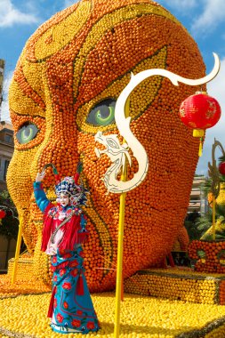 Menton, Fransa - 20 Şubat: Limon Festivali (Fete du ağaç kavunu) 2015 için Fransız Riviera.The Tema: Çin limon Tribulations. Menton, Fransa - 20 Şubat 2015