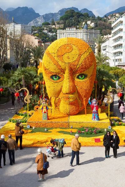 MENTON, FRANCIA - 20 DE FEBRERO: Festival del Limón (Fete du Citron) en el río francés.El tema para 2015: Tribulaciones de un limón en China. Menton, Francia - 20 de febrero de 2015 —  Fotos de Stock