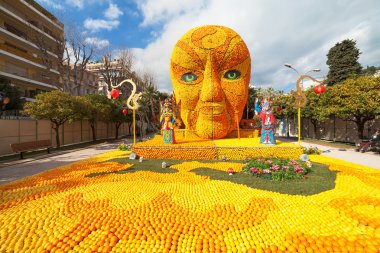 Menton, Fransa - 20 Şubat 2015: Sanat limon ve portakal ünlü limon Festivali (Fete du ağaç kavunu yapılmış).