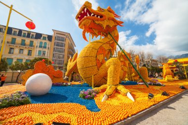Menton, Fransa - 20 Şubat 2015: Sanat limon ve portakal ünlü limon Festivali (Fete du ağaç kavunu yapılmış).