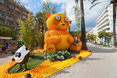 Menton, Fransa - 20 Şubat 2015: Limon Festivali (Fete du ağaç kavunu) Fransız Rivierası.