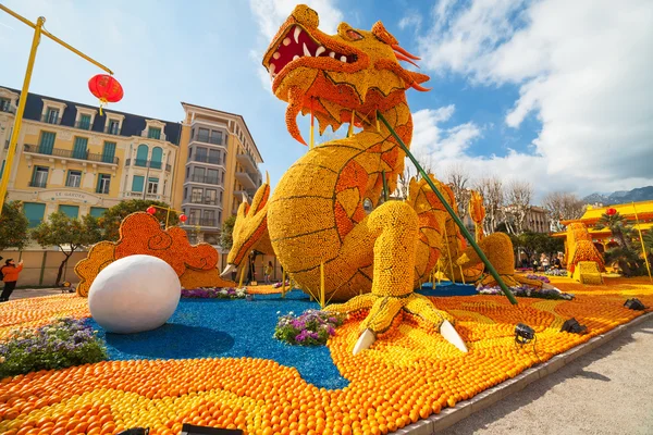 Menton, France - February 20, 2015: Art made of lemons and oranges in the famous Lemon Festival (Fete du Citron). — Stock Photo, Image