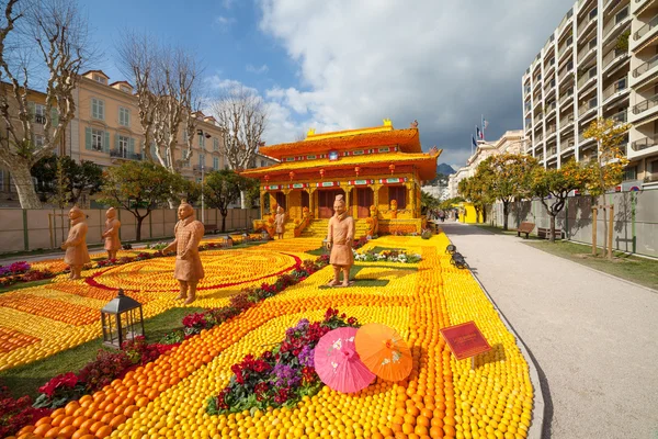 Menton, France - February 20, 2015: Lemon Festival (Fete du Citron) on the French Riviera.The theme for 2015: Tribulations of a lemon in China. — Stock Photo, Image