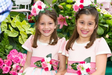 Funchal, Madeira - 20 Nisan 2015: İki gülümseyen kız Madeira çiçek Festivali, Funchal, Madeira, Portekiz, çiçek kostümleri