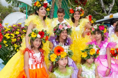 Funchal, Madeira - 20 Nisan 2015: Madeira Adası, Portekiz çiçek Festivali geçit performans renkli kostümleri ile katılmak