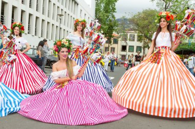 Funchal, Madeira - 20 Nisan 2015: Performans katılan çiçek Festivali geçit Madeira Adası, Portekiz üzerinde renkli ve ayrıntılı kostümleri ile.