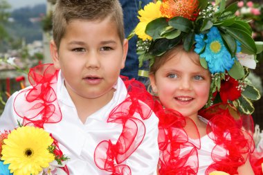 Funchal, Madeira - 20 Nisan 2015: Çocuk çiçek Festivali Parade, Funchal, Madeira, Portekiz, çiçek kostümleri