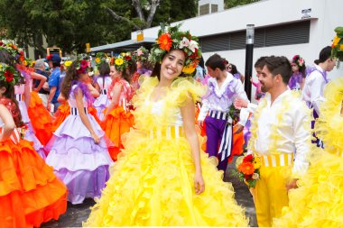Funchal, Madeira - 20 Nisan 2015: Güzel kadın gülümsüyor o olarak o Madeira çiçek Festivali katılmak hazırlar