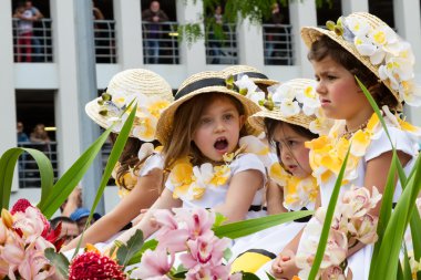 Funchal, Madeira - 20 Nisan 2015: Çocuk çiçek Festivali Parade, Funchal, Madeira, Portekiz, çiçek kostümleri