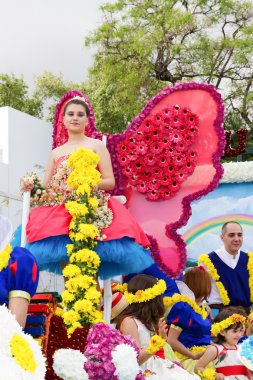 Funchal, Madeira - 20 Nisan 2015: Madeira, çiçek bir Float katılımcılar Parade, Funchal, Madeira, Portekiz çiçek
