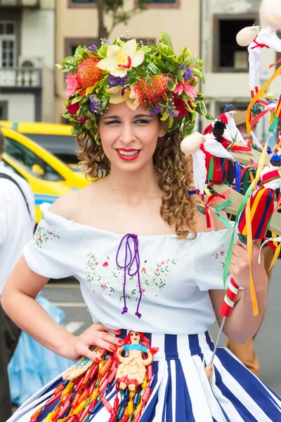 Funchal, Madeira - 20 April 2015: Een mooie vrouw glimlacht als ze ze bereidt om deel te nemen in het Madeira Bloemenfestival — Stockfoto