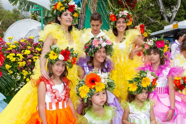 푼 샬, 마데이라-2015 년 4 월 20 일: 화려한 의상으로 공연 마데이라 아일랜드, 포르투갈에 꽃 축제의 퍼레이드에 참여 — 스톡 사진