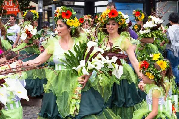 Funchal, Madeira - 20. April 2015: Darsteller in farbenfrohen Kostümen nehmen an der Parade des Blumenfestivals auf der Insel Madeira, Portugal teil — Stockfoto