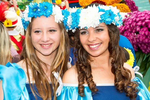 Funchal, Madeira - 20 April 2015: Twee jonge vrouw met bloemen krans in het haar bij de Madeira Festival bloemencorso, Funchal, Madeira, Portugal — Stockfoto