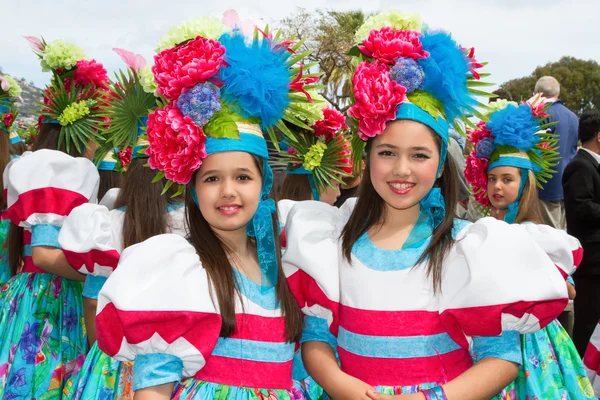 Funchal, Madeira - 20 Nisan 2015: Çiçek headdress Madeira çiçek Festivali, Funchal, Madeira, Portekiz, kızlarla — Stok fotoğraf