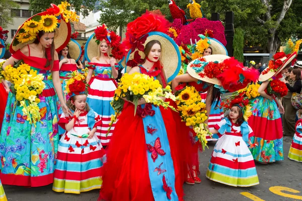 푼 샬, 마데이라-2015 년 4 월 20 일: 젊은 여자와 마데이라 꽃 축제, 푼 샬, 마데이라, 포르투갈에서 화려한 꽃무늬 의상 어린이 — 스톡 사진