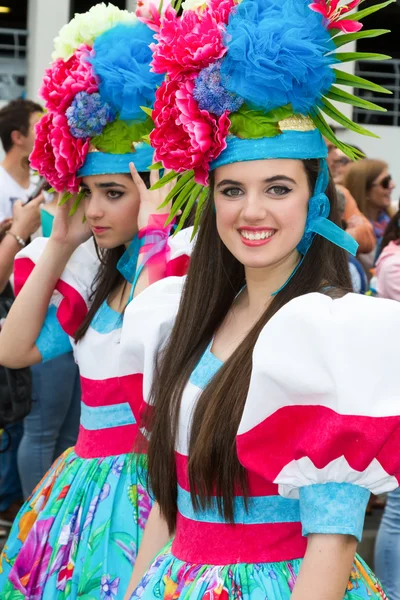 푼 샬, 마데이라-2015 년 4 월 20 일: 아름 다운 젊은 여성의 마데이라 꽃 축제, 푼 샬, 마데이라, 포르투갈에서 머리 장식 꽃 — 스톡 사진