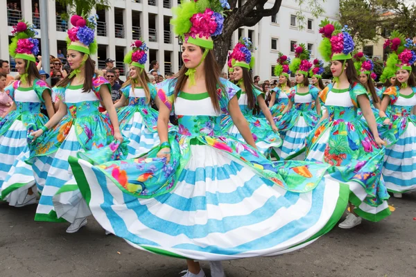Funchal, Madère - 20 avril 2015 : Les jeunes filles dansent au Festival de fleurs de Madère, Funchal, Portuga — Photo