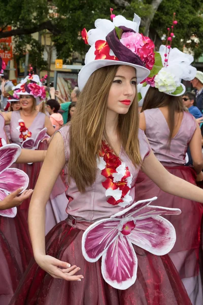 Funchal, Madeira - 20 April 2015: Dansers tijdens uitvoeren van Flower parade in het Madeira Island, Portugal — Stockfoto