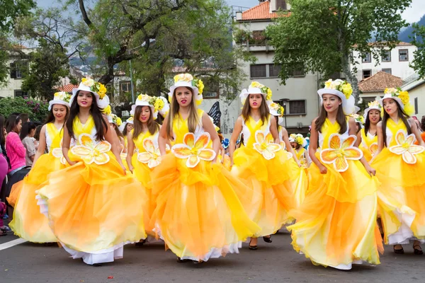 Funchal, Madeira - 20 de abril de 2015: Jóvenes bailando en el Festival de la Flor de Madeira, Funchal, Portugal — Foto de Stock