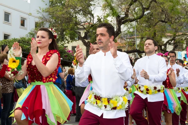 Funchal, Madeira - 20 Nisan 2015: Dansçılar sırasında çiçek geçit Madeira Adası, Portekiz, gerçekleştirmek — Stok fotoğraf