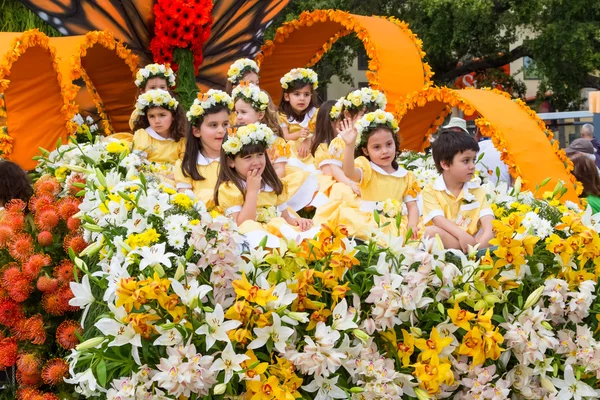 Funchal, Madeira - 20. April 2015: Kinder in einem floralen Festwagen bei der Madeira-Blumenfestparade, Funchal, Madeira, Portugal — Stockfoto