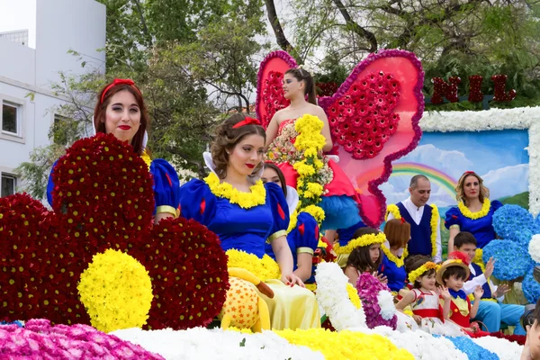 Funchal, Madeira - 20. April 2015: Teilnehmer an einem floralen Festwagen bei der Madeira-Blumenparade, Funchal, Madeira, Portugal — Stockfoto