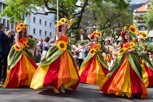 Фуншал, Мадейра - 20 квітня 2015: Танцюристи виконують під час параду квітка на острові Мадейра, Португалія — стокове фото