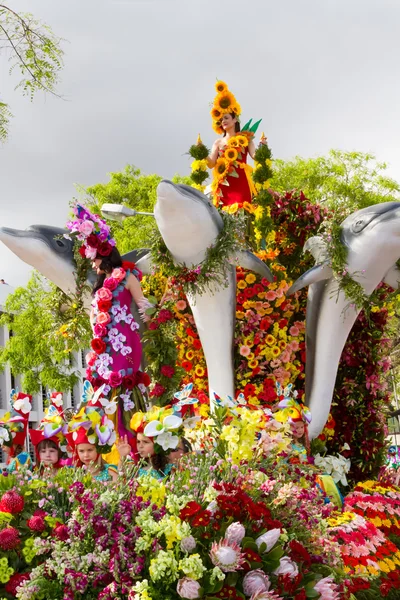 Фуншал, Мадейра - 20 апреля 2015 г.: Цветочная платформа на Параде цветов Мадейры, Фуншал, Мадейра, Португалия — стоковое фото