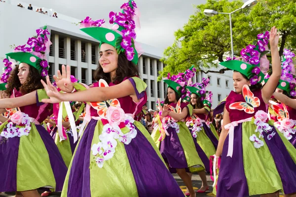 푼 샬, 마데이라-2015 년 4 월 20 일: 어린 소녀, 푼 샬, 포르투갈 마데이라 꽃 축제에서 춤을 — 스톡 사진