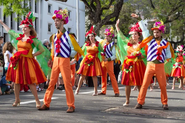 Funchal, Madeira - 20 de abril de 2015: Bailarines realizan desfile de flores en la isla de Madeira, Portugal —  Fotos de Stock