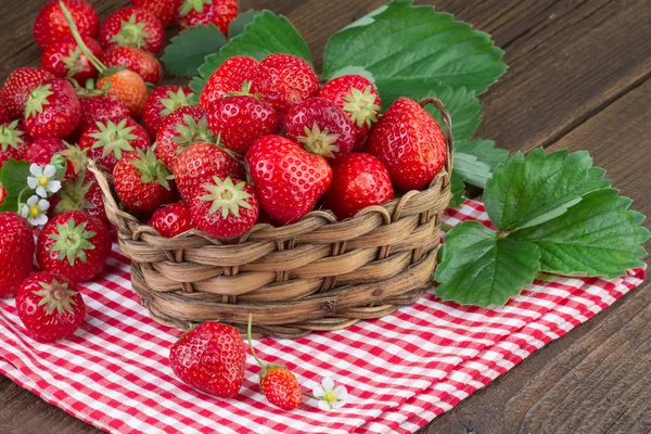 Reife Erdbeeren im alten Korb — Stockfoto