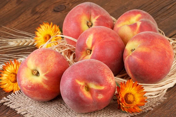 Ripe peaches on wooden background — Stock Photo, Image