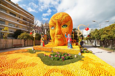 Menton, Fransa - 20 Şubat: Limon ve portakal ünlü limon Festivali (Fete du ağaç kavunu) sanat yapılmış. Ünlü meyve bahçesi yıllık 160000 ziyaretçi alır. Menton, Fransa - 20 Şubat 2015