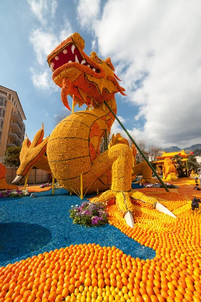 MENTON, FRANȚA - 20 FEBRUARIE: Statuia Dragonului la Festivalul de Lămâie (Fete du Citron) pe Riviera Franceză. Tema pentru 2015 a fost "Necazurile unei lămâi în China". Menton, Franța - 20 feb 2015 — Fotografie, imagine de stoc