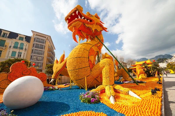 MENTON, FRANCIA - 20 DE FEBRERO: Estatua de dragón en el Festival del Limón (Fete du Citron) en el río francés.El tema para 2015 fue "Tribulaciones de un limón en China". Menton, Francia - 20 de febrero de 2015 —  Fotos de Stock