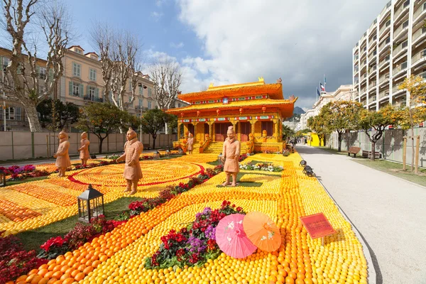 MENTON, FRANCE - FEBRUARY 20: Lemon Festival (Fete du Citron) on the French Riviera.The theme for 2015 was: Tribulations of a lemon in China. Menton, France - Feb 20, 2015 — Stock Photo, Image