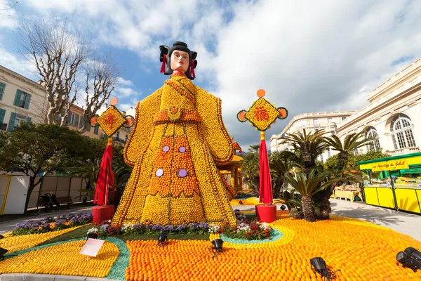 MENTON, FRANCIA - 20 DE FEBRERO: Arte hecho de limones y naranjas en el famoso Festival del Limón (Fete du Citron). El famoso jardín de frutas recibe 160000 visitantes al año. Menton, Francia - 20 de febrero de 2015 —  Fotos de Stock